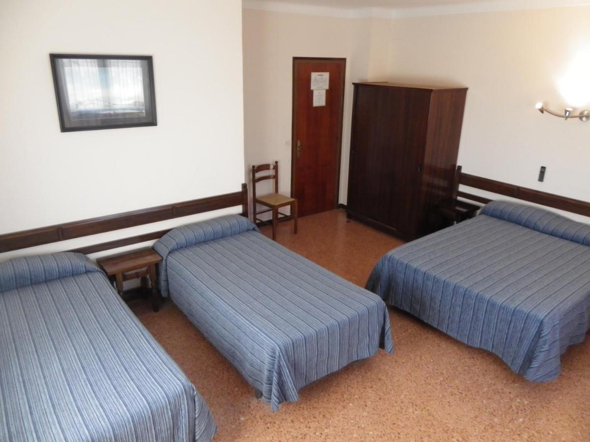 Hostal L'Esplai Viladamat Стая снимка