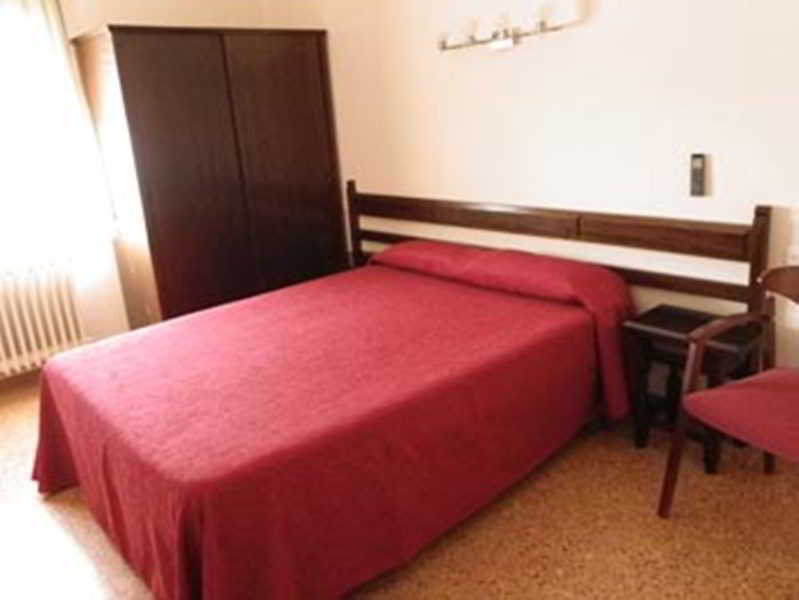 Hostal L'Esplai Viladamat Екстериор снимка